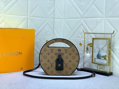 Elegant Refined Canvas Crossbody Bag