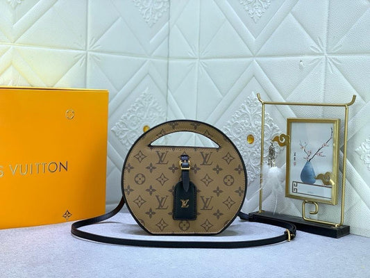 Elegant Refined Canvas Crossbody Bag