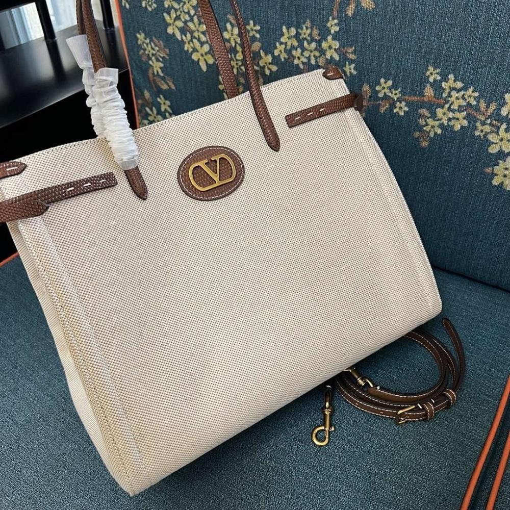 VLogo Signature Leather Shoulder Bag