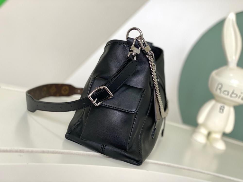Classic Italian-Inspired Leather Shoulder Bag