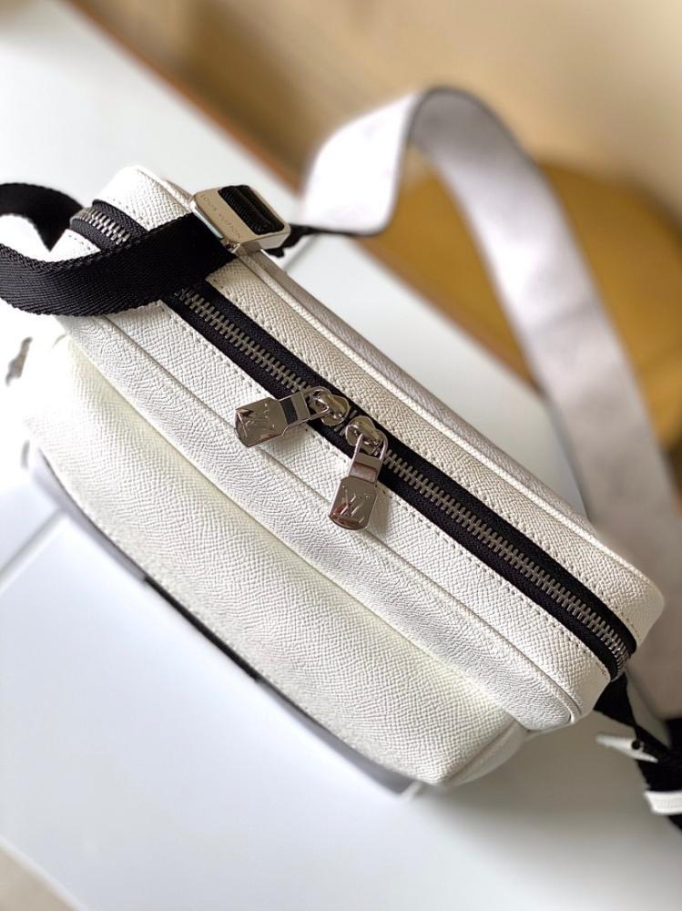 Stylish Silver Leather Shoulder Bag – Limited Edition