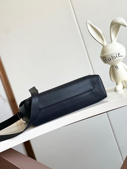 Luxury Elegant Leather Shoulder Bag – Limited Edition
