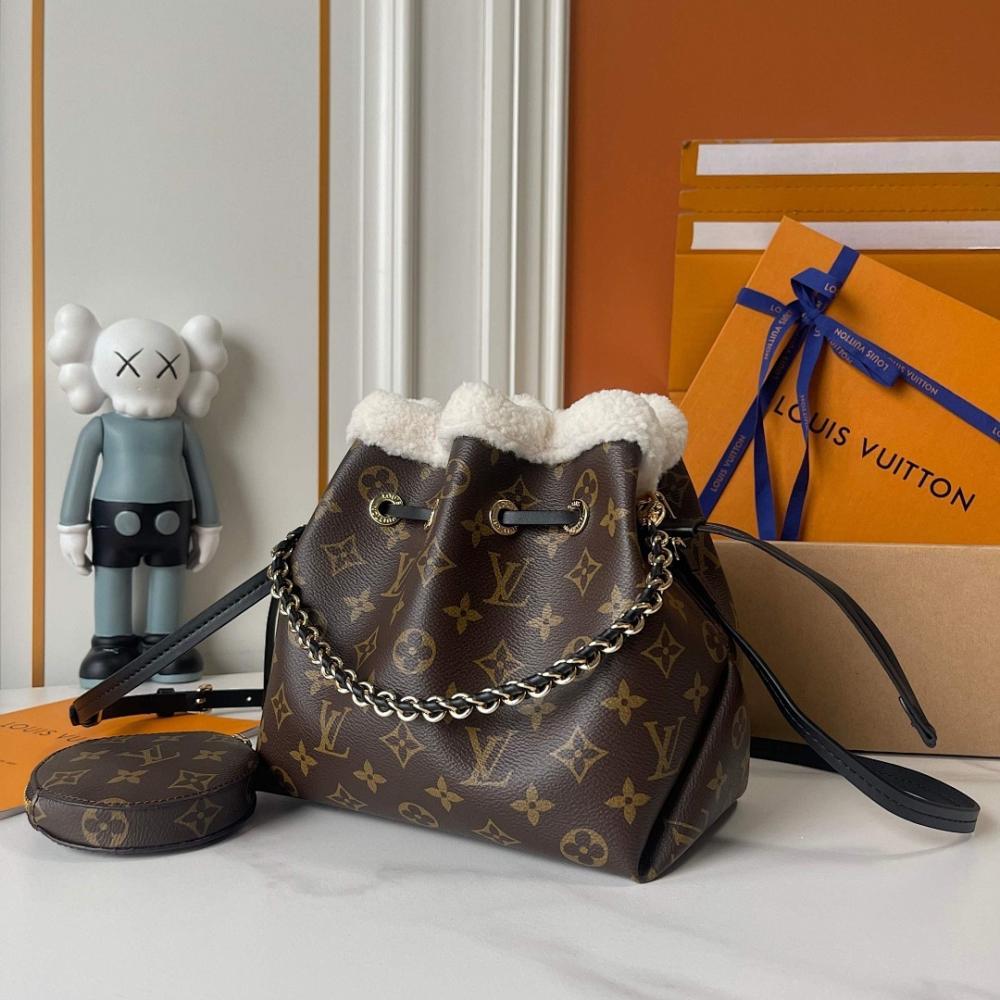 Modern Refined Lambskin Shoulder Bag