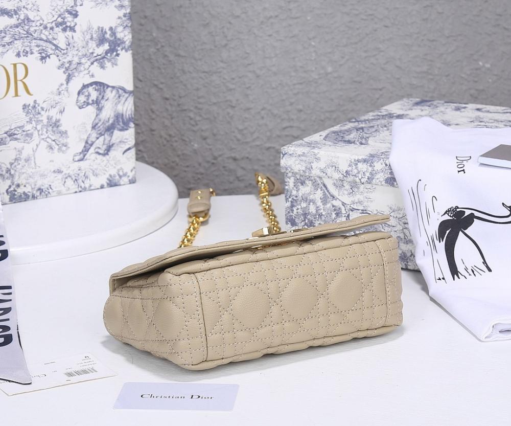Stylish Refined Silver Leather Crossbody Bag