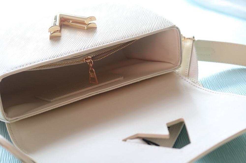 Elegant Refined Leather Shoulder Bag