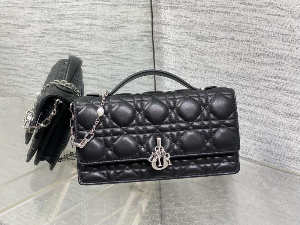 Elegant Leather Top Handle Bag