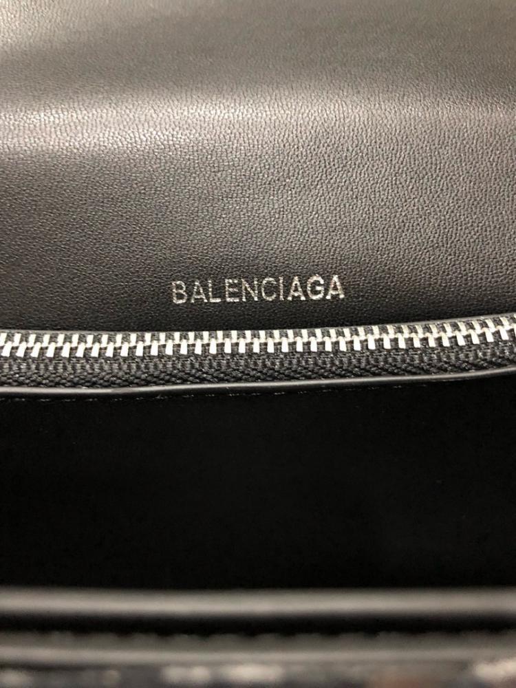 Stylish Calfskin Shoulder Bag – Limited Edition