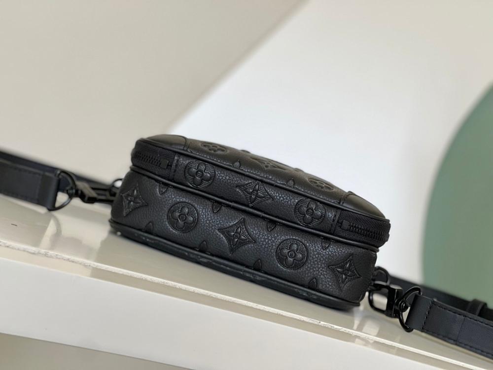 Modern Refined Studded Leather Shoulder Bag