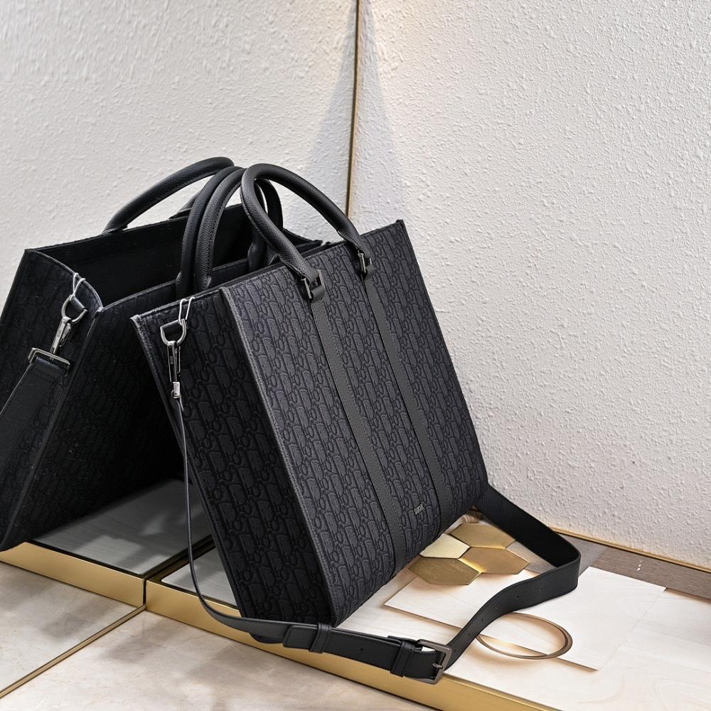Modern Luxury Leather Shoulder Bag – Limited Edition